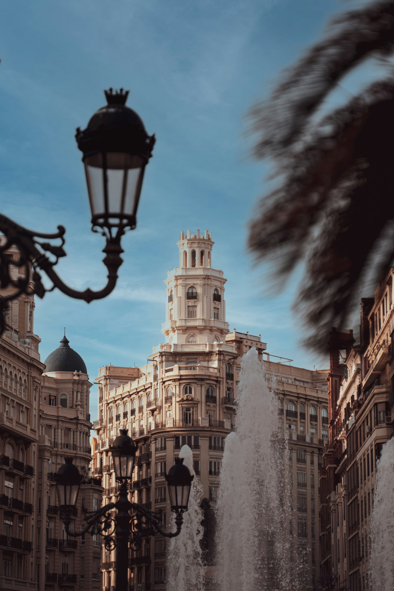 Edificio señorial con fuente en una plaza de Valencia